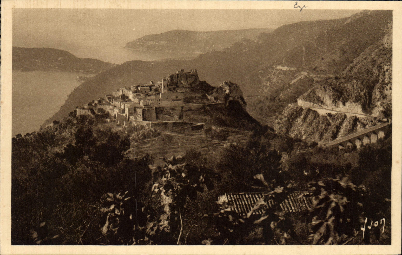 POSTAL Eze de la VENDIMIA la aldea con el sol de levantamiento