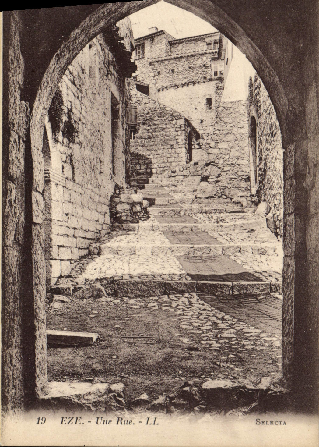 CPA Eze Une Rue
