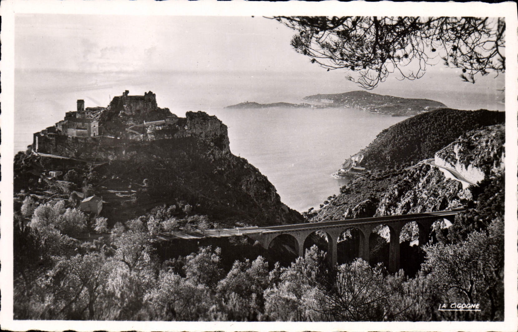 CPA Eze Le vieux village le viaduc la Moyenne corniche et le Cap Ferrat
