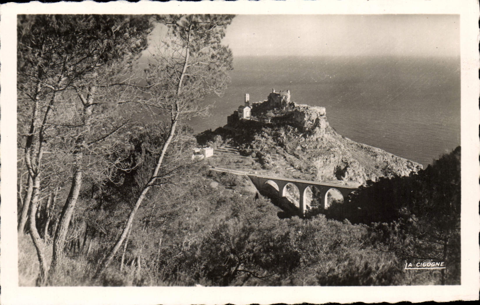 POSTAL Eze Viliage de la VENDIMIA en su roca y el viaducto