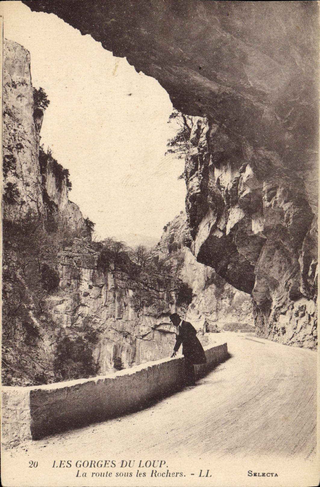 Catarata de Eze de la POSTAL de la VENDIMIA del lobo el camino debajo de las rocas