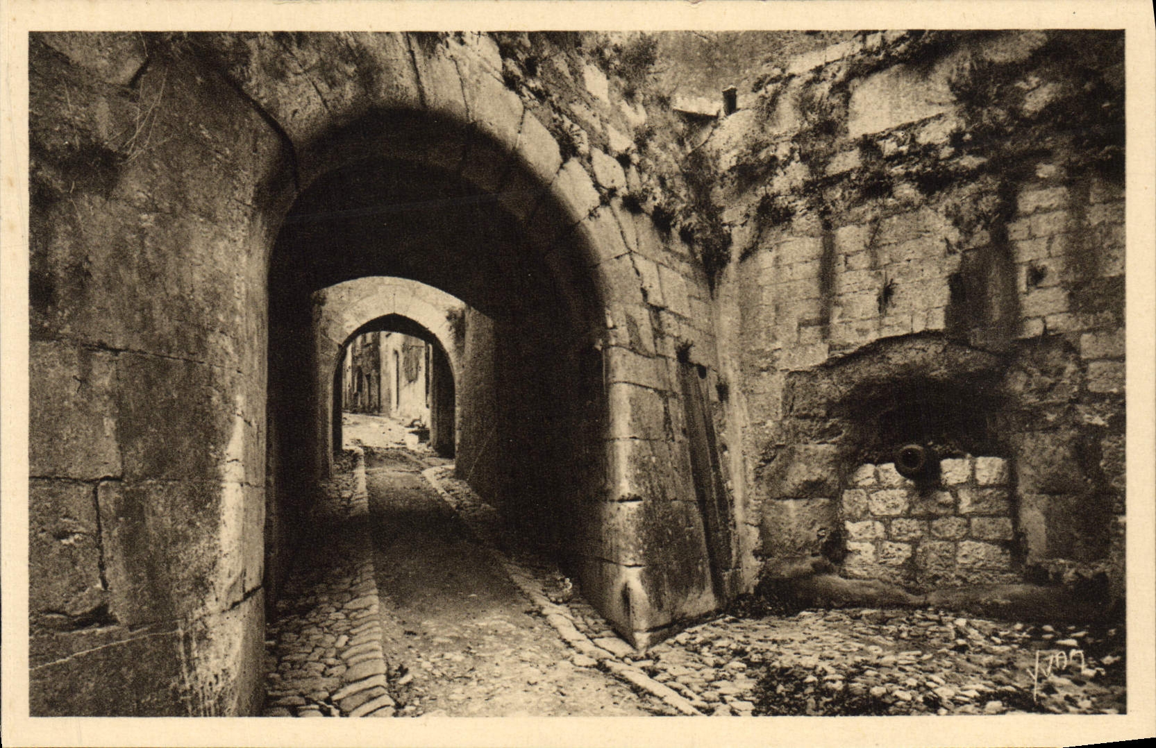 CPA Saint Paul L'Entree du Village Par les Vieilles fortifications et le canon qui la defendait