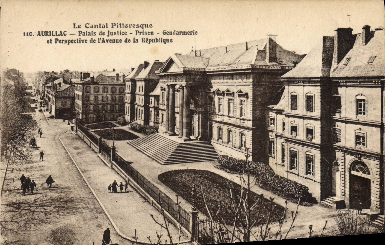 CPA Aurillac Palais de Justice Prise Gendarmerie et perspective de l'avenue de la Republique