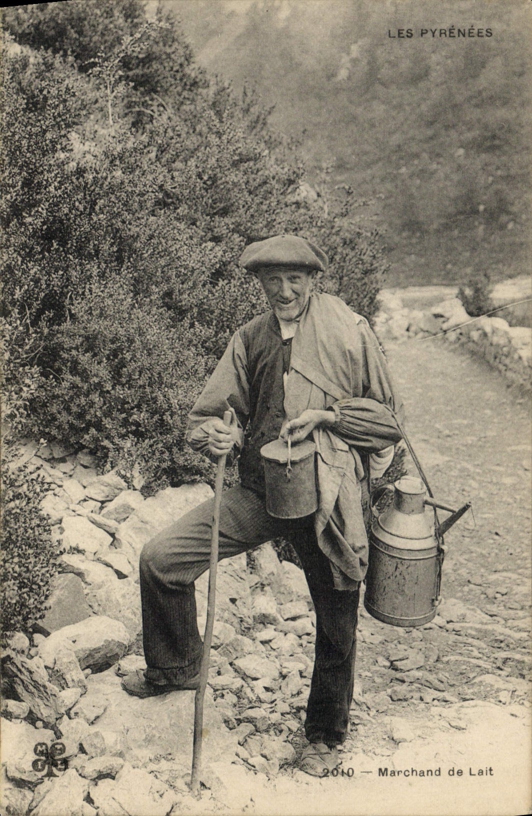 CPA Folklore Pyrenees Marchand de lait TOP