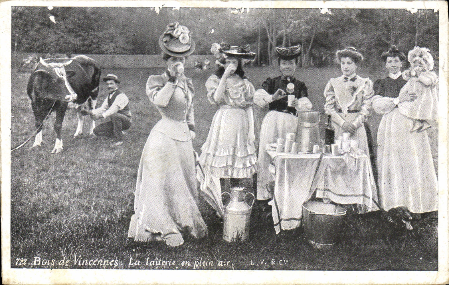 VINTAGE POSTCARD Folklore Wood of Vincennes dairy in the open air Women Cow