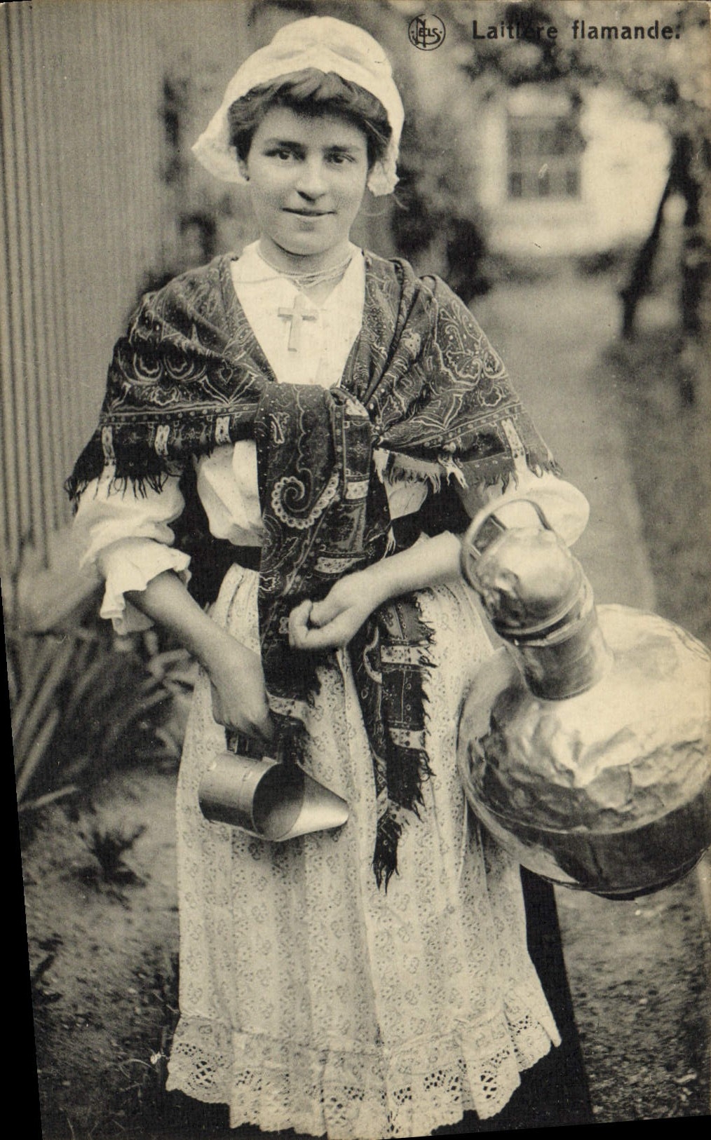 CPA Folklore Laitiere flamande TOP