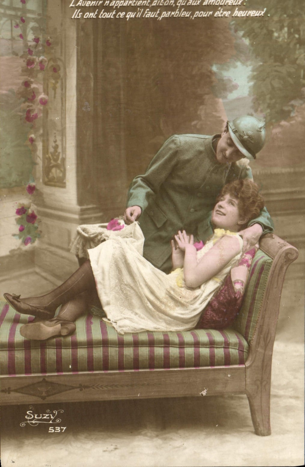 CPA Femme Nu erotique Soldat Militaria