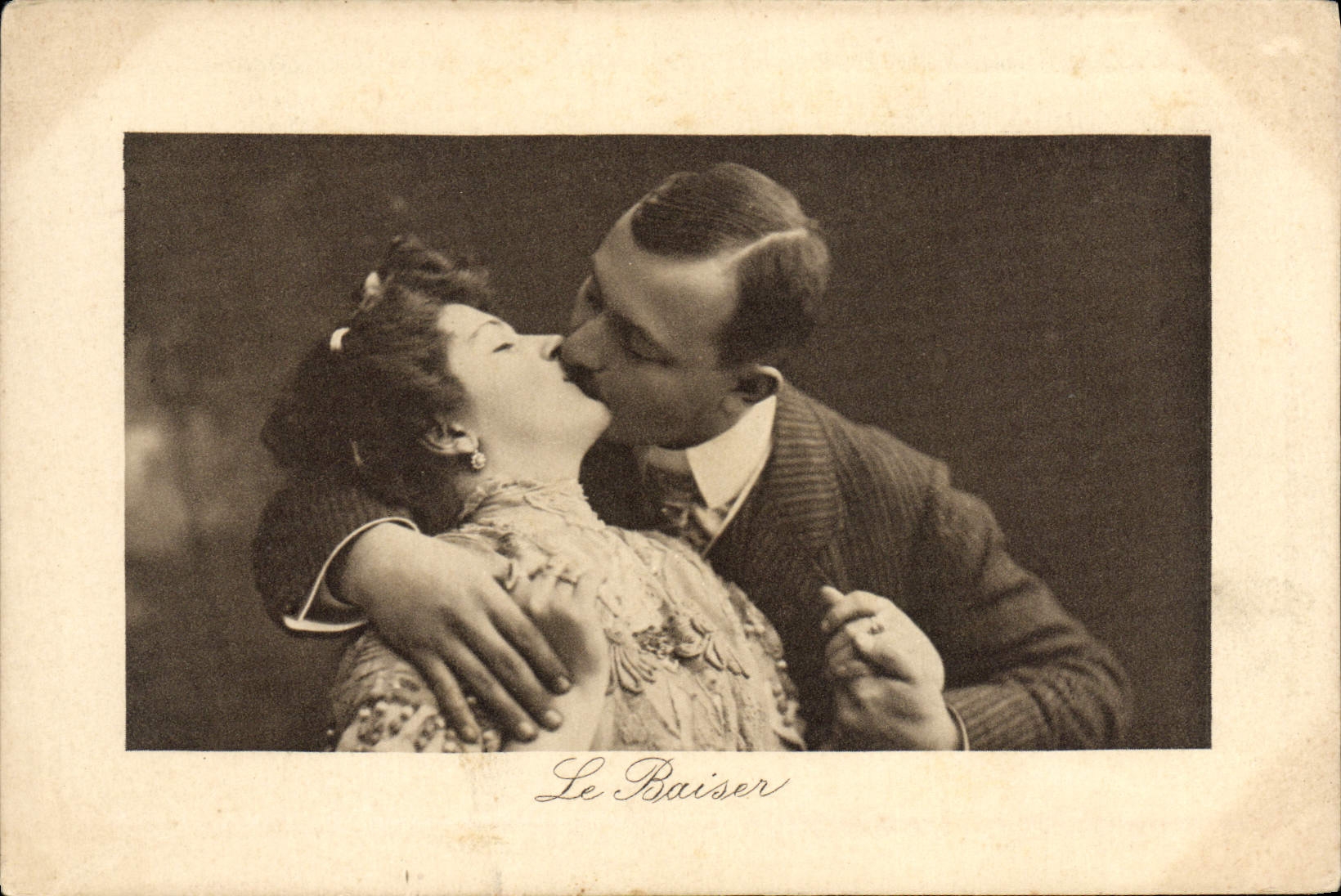 VINTAGE POSTCARD Woman Naked erotic Woman the kiss