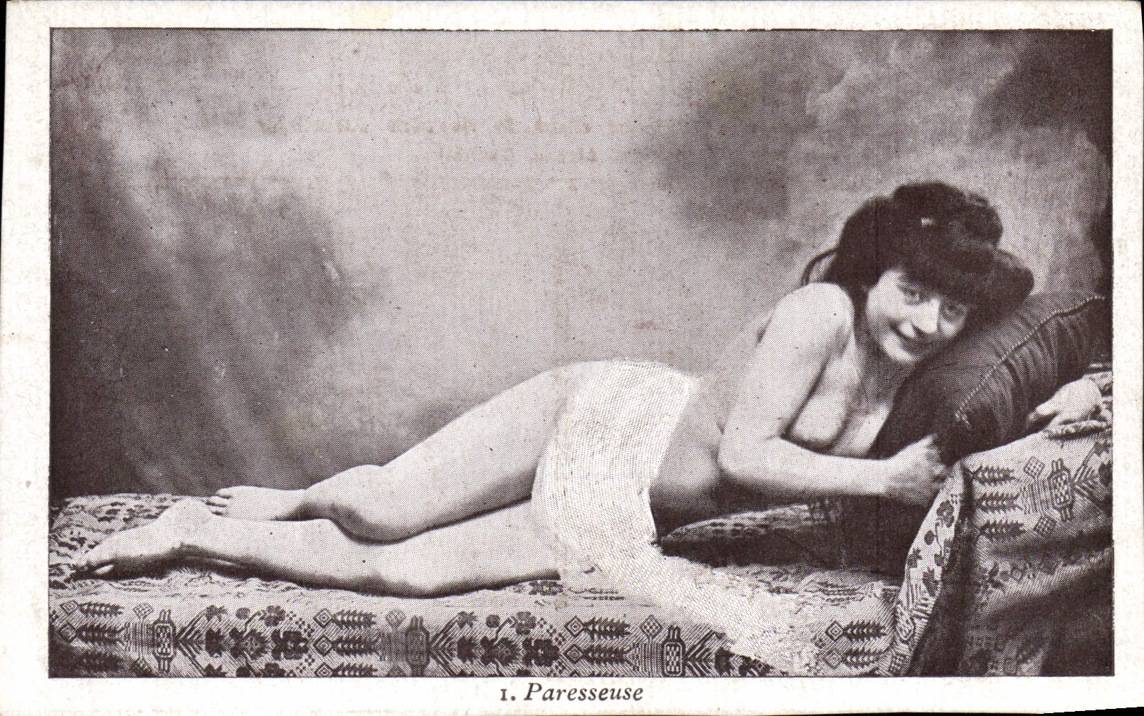 CPA Femme Nu erotique Paresseuse