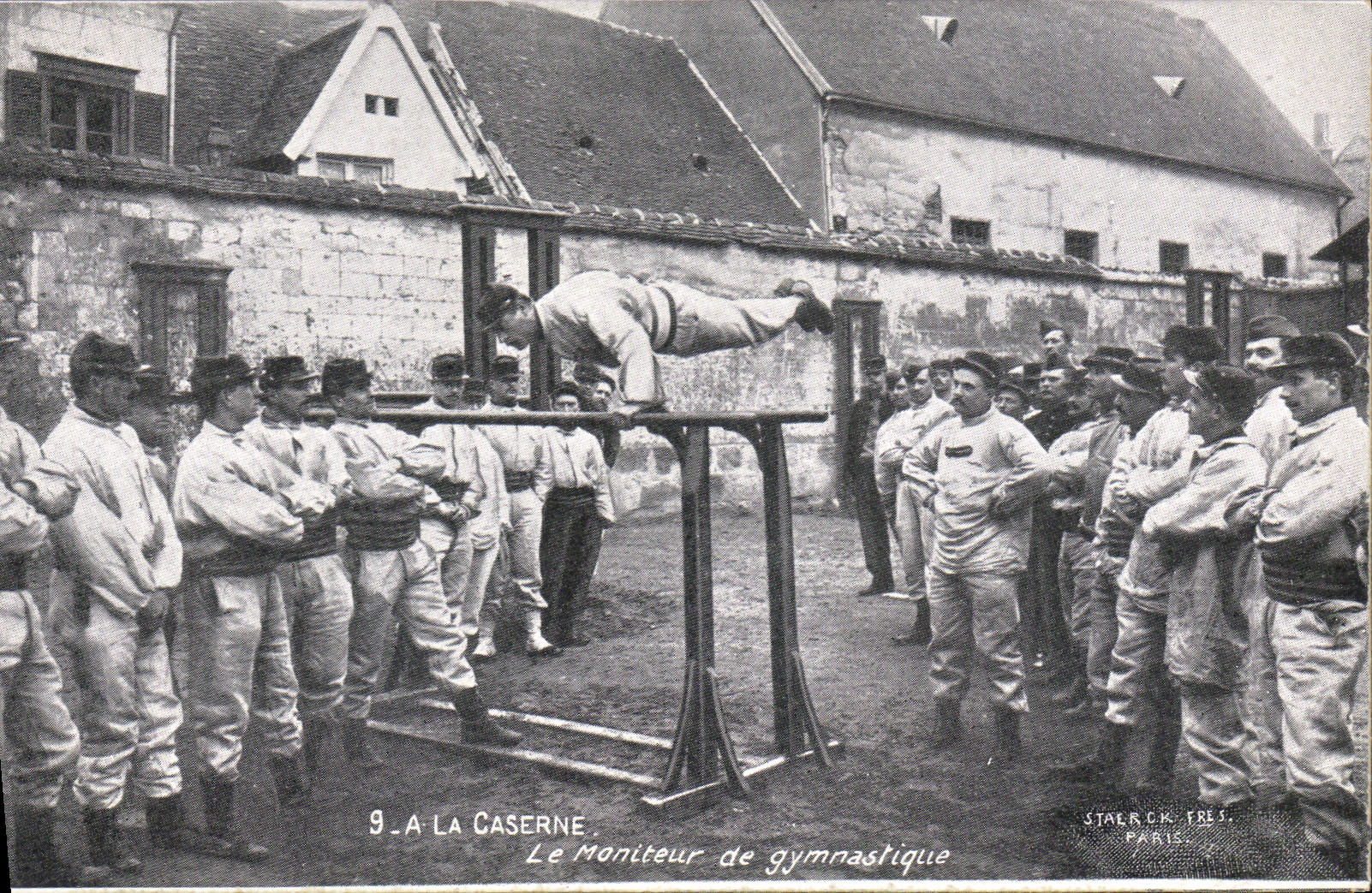 CPA Militaria Caserne Le moniteur de Gymnastique Publicite Tricoteuse Louis Andre Chemisier Rue St Ferreol Marseille