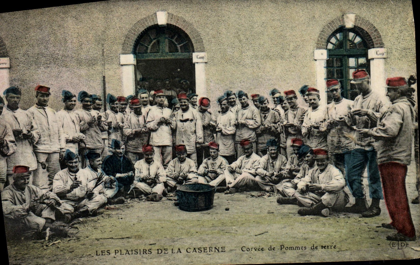CPA Militaria Caserne Corvee de pommes de terre