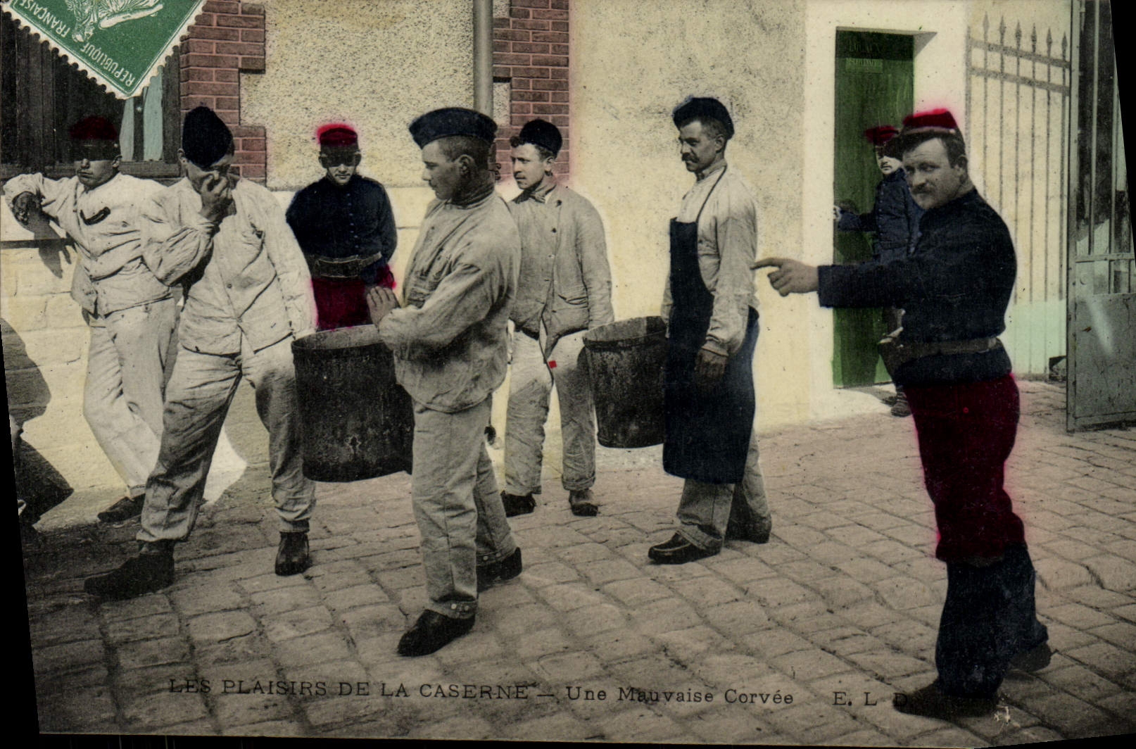 CPA Militaria Caserne Une mauvaise corvee
