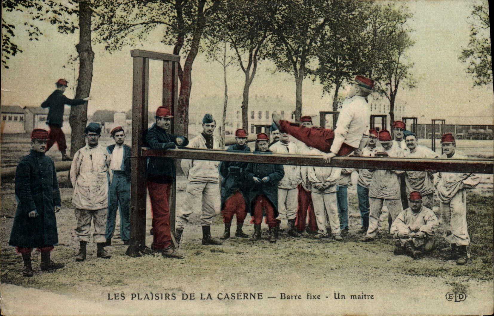 CPA Militaria Caserne Barre fixe Un maitre Gymnastique