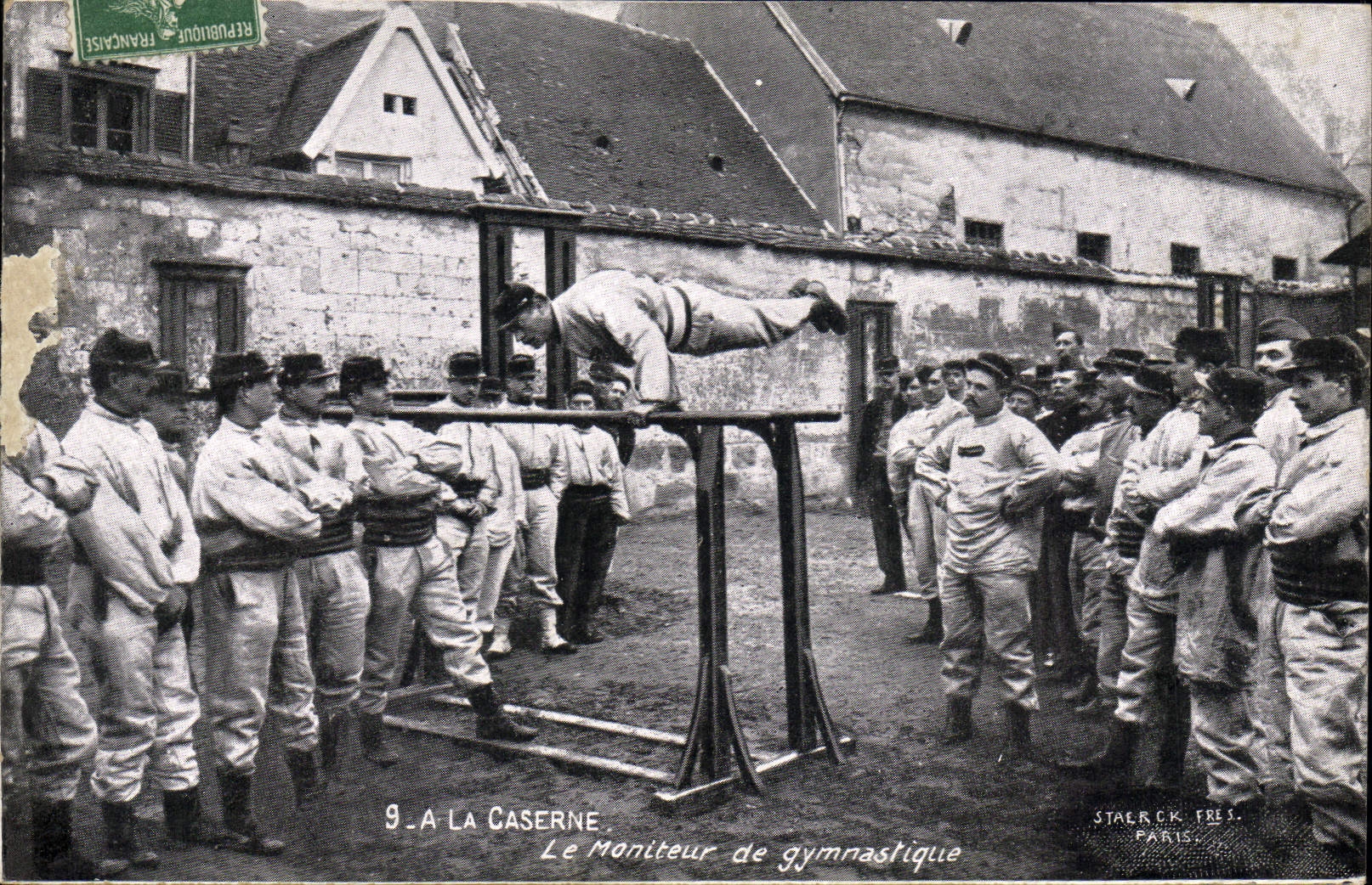 La POSTAL Militaria de la VENDIMIA acuartela el monitor de la gimnasia