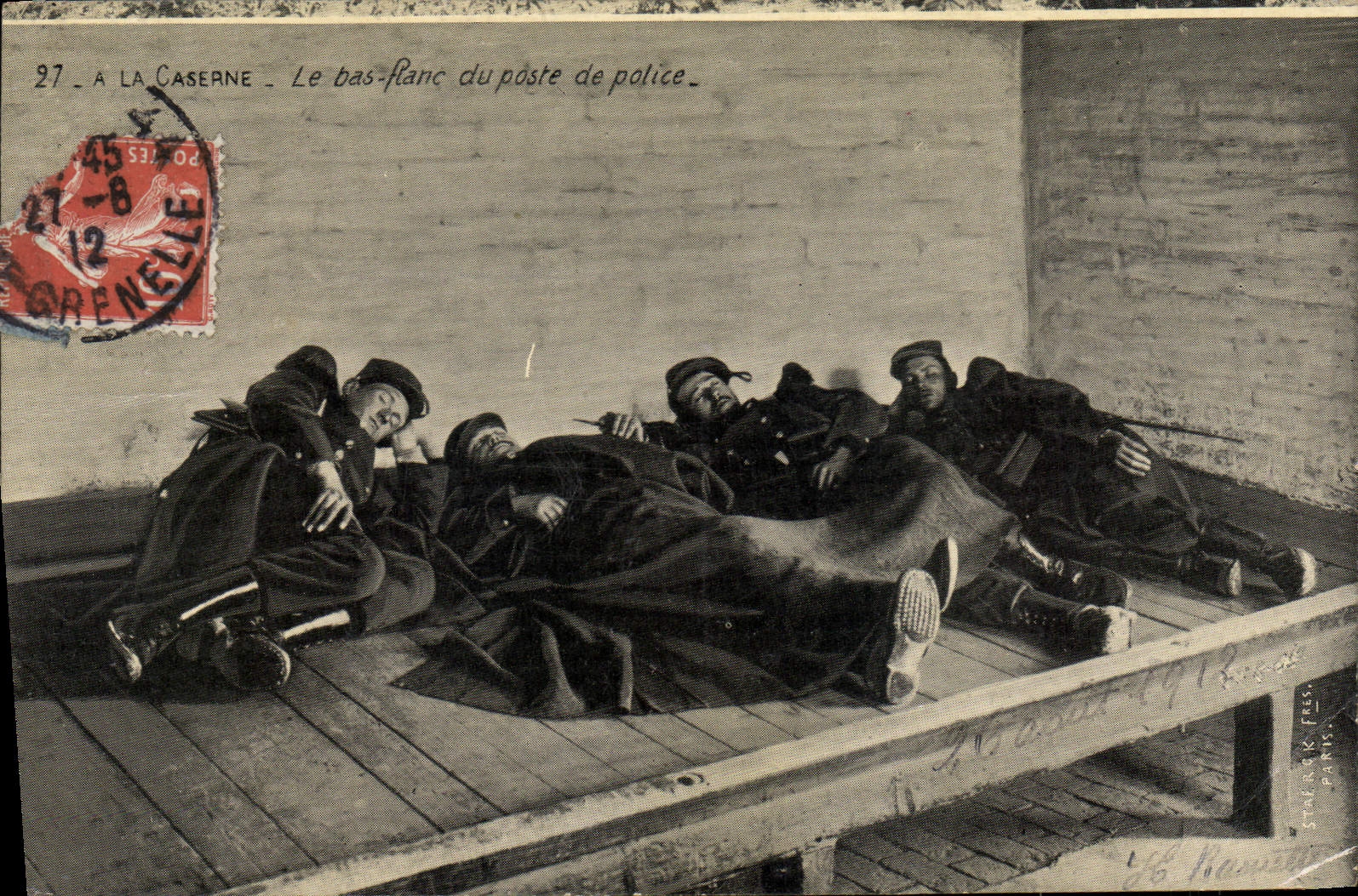 La POSTAL Militaria de la VENDIMIA acuartela el lado bajo de la comisaría de policías