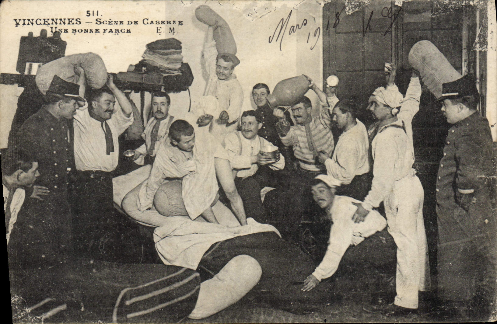 La POSTAL Militaria de la VENDIMIA acuartela la escena de Vincennes de cuarteles una buena broma