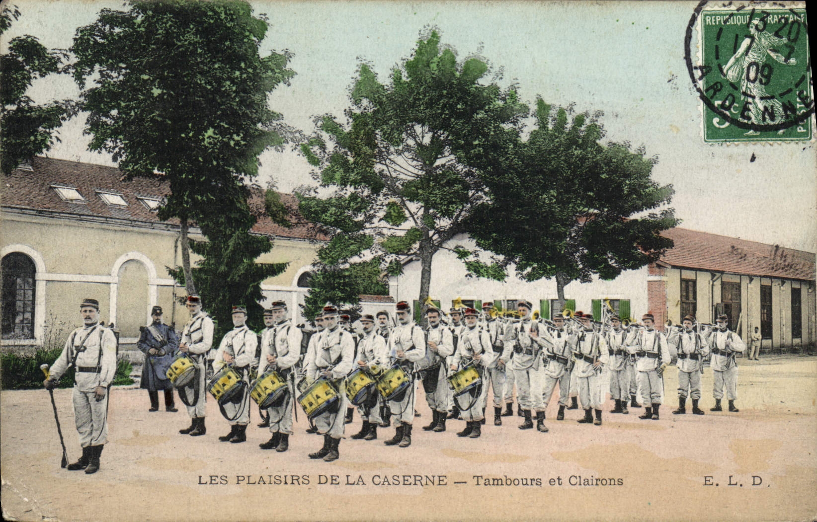 La POSTAL Militaria de la VENDIMIA acuartela los tambores y los bugles