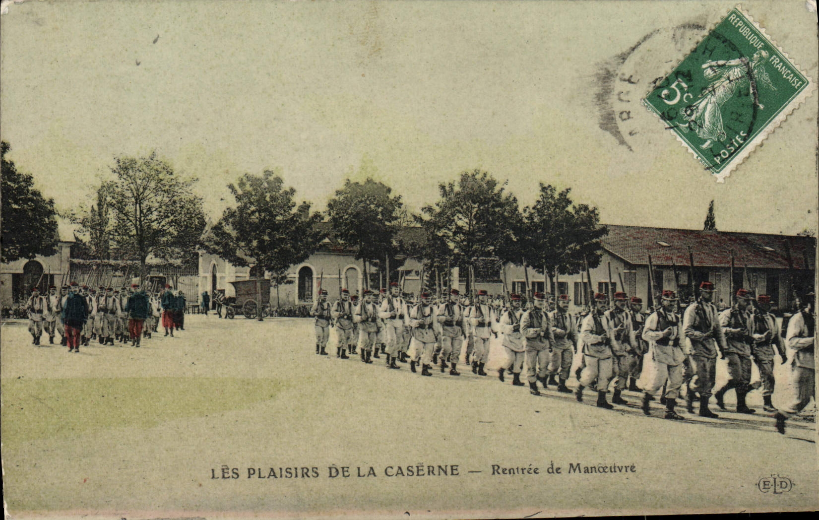 CPA Militaria Caserne Rentree de manoeuvre 
