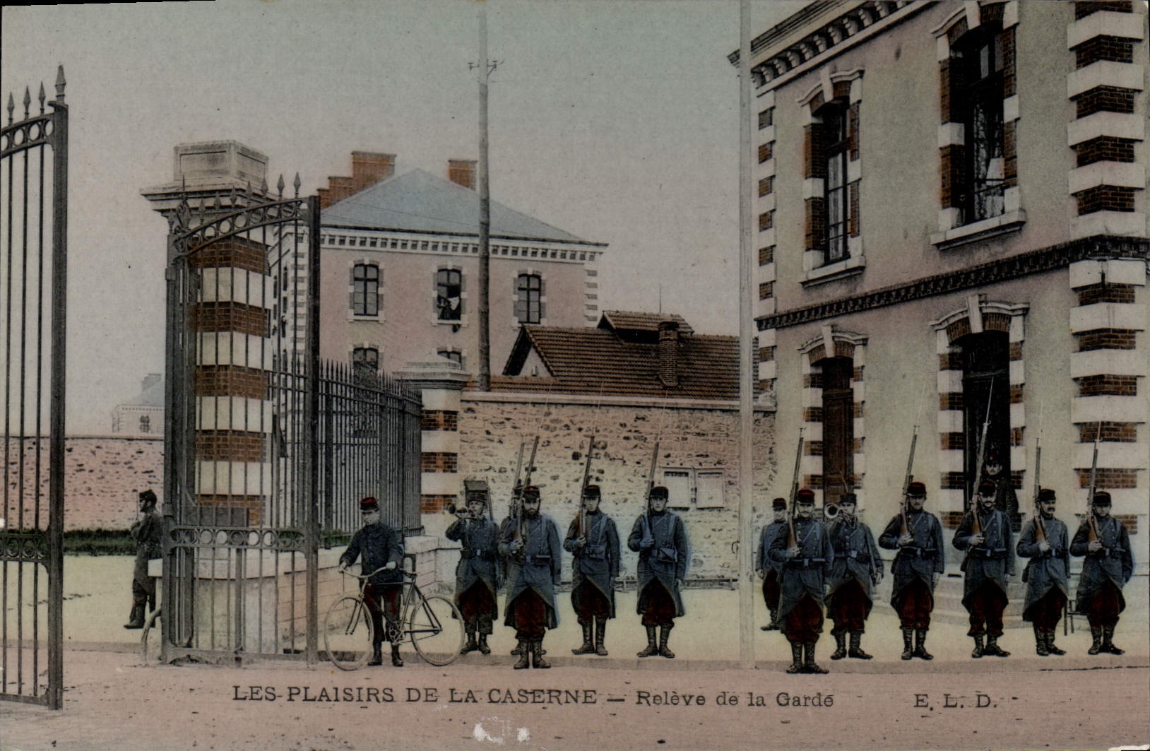 Los cuarteles de Militaria de la POSTAL de la VENDIMIA levantaron del protector