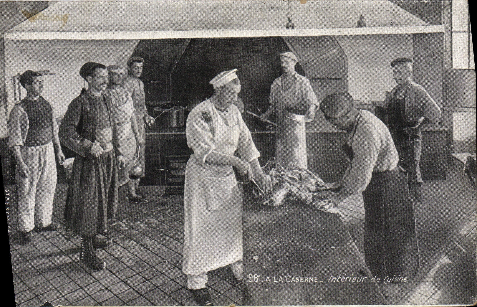 La POSTAL Militaria de la VENDIMIA acuartela el interior de la carnicería del carnicero de la cocina
