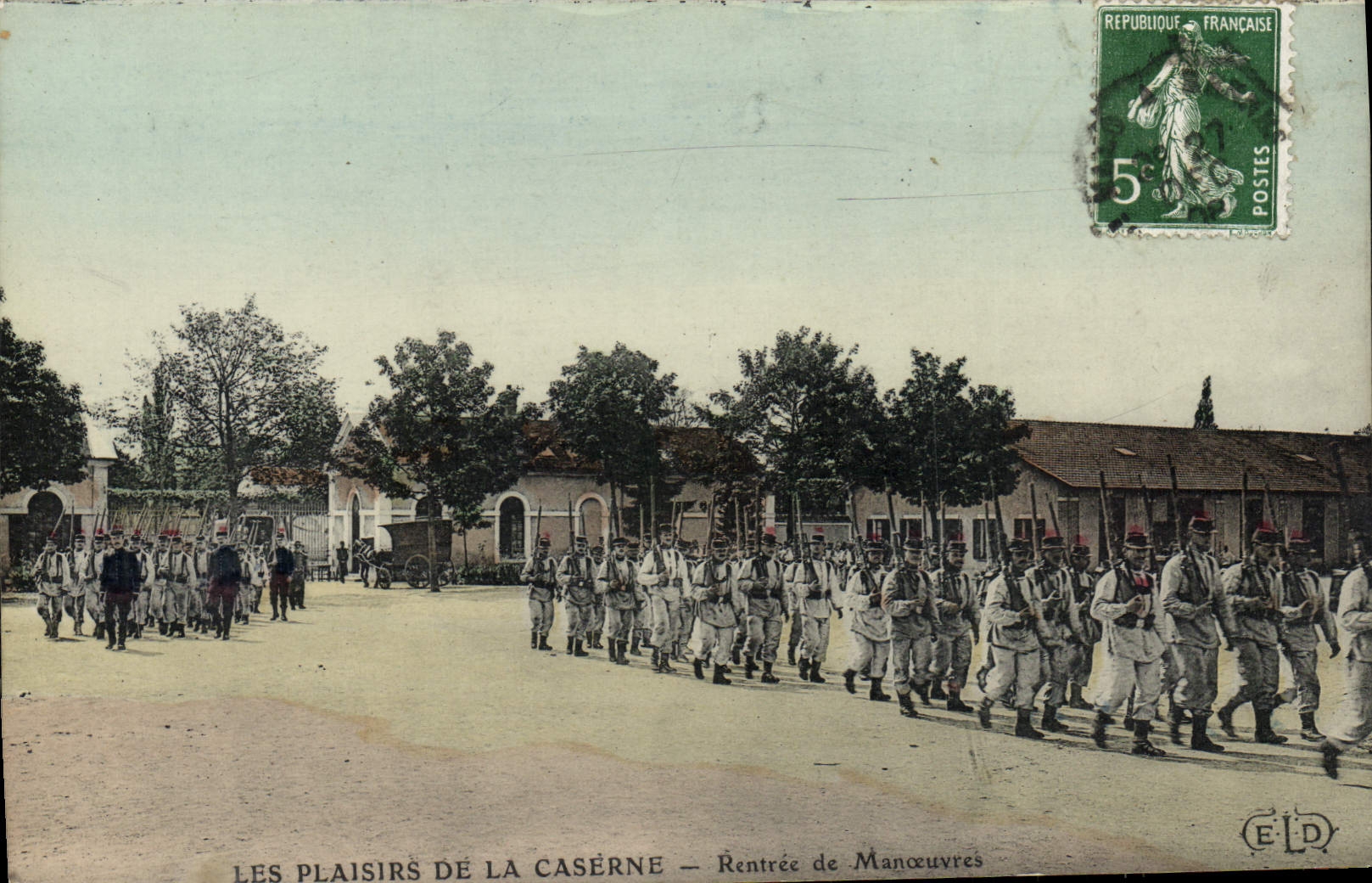 CPA Militaria Caserne Rentree de manoeuvres