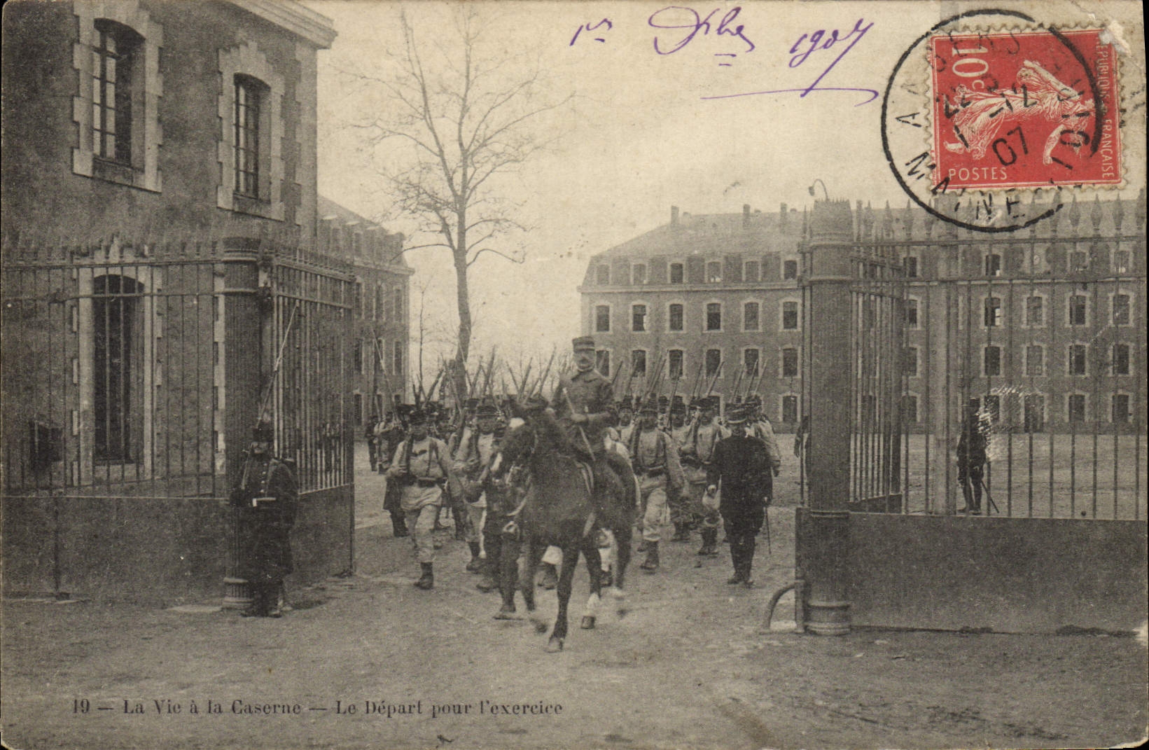 CPA Militaria Caserne Le depart pour l'exercice Cheval 