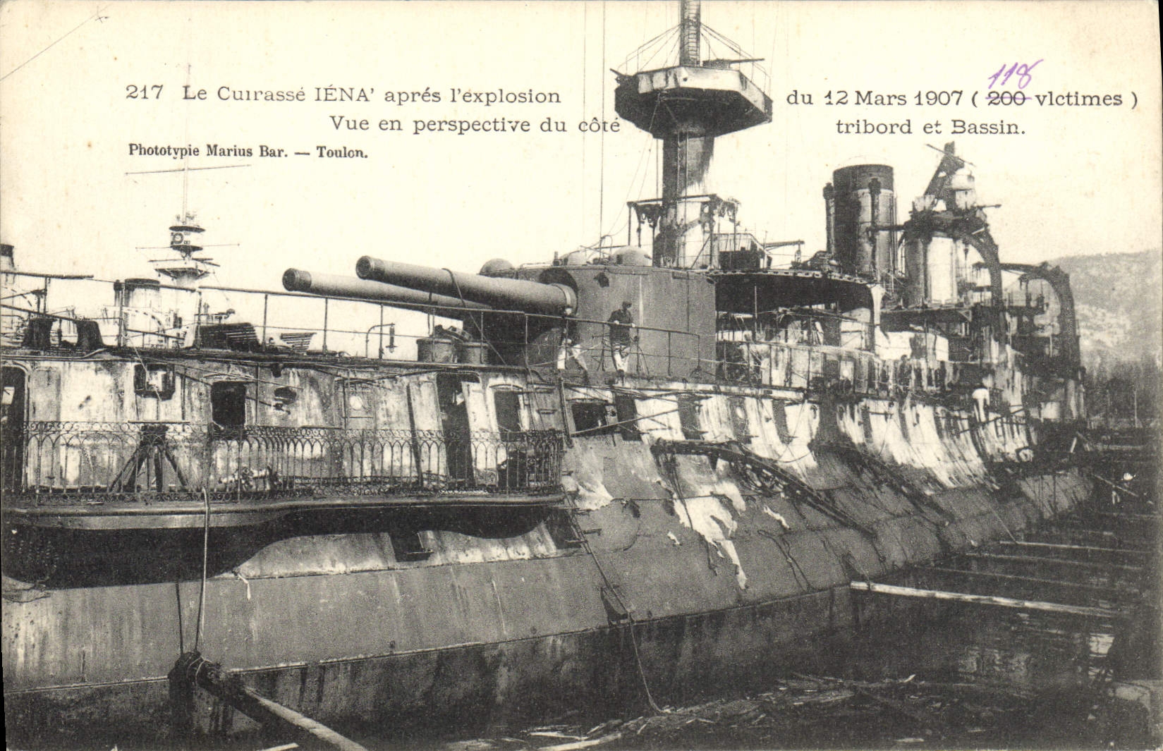 CPA Bateau de guerre La catastophe du Iena Vue en perspective du cote tribord et bassin 