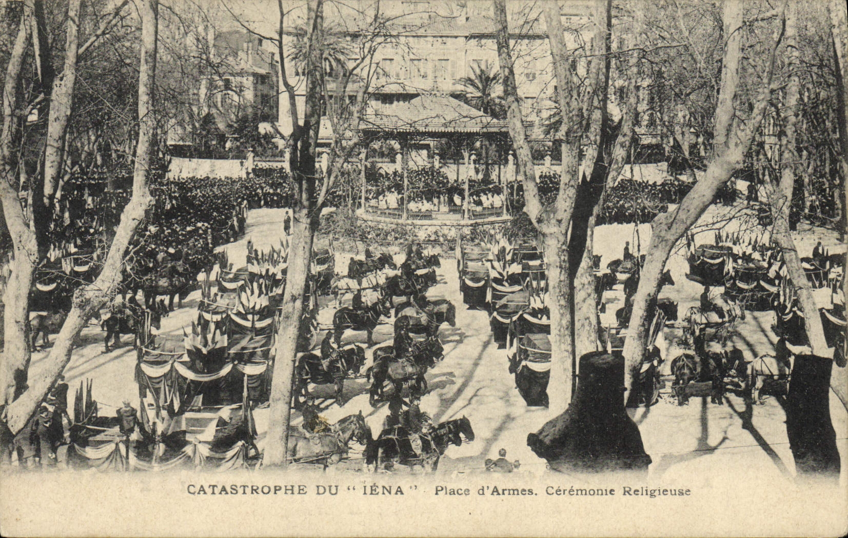CPA Bateau de guerre La catastophe du Iena Place d'armes Ceremonie religieuse 