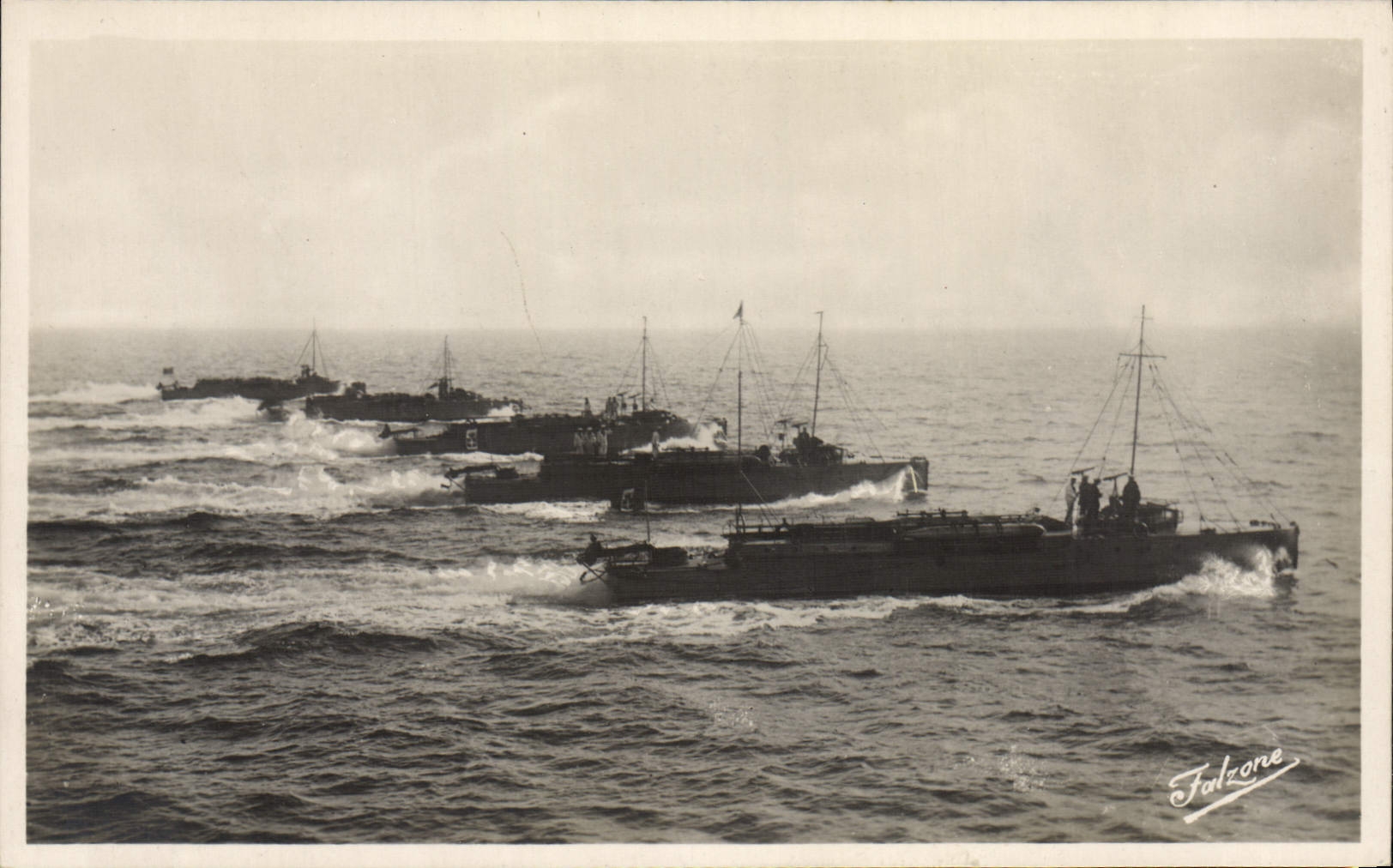 CPA Bateau de guerre MAS Siluranti dirigono all attacco Sous-marin