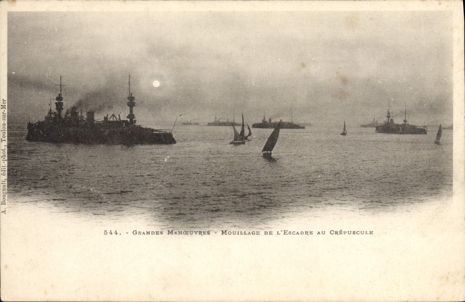 CPA Bateau de guerre Grandes manoeuvres Mouillage de l'escadre au crepuscule 