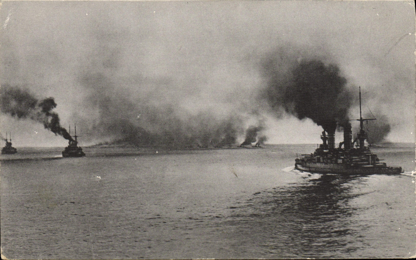 CPA Bateau de guerre Flotte in Kiellinie mit vergrosserten Abstanden und begleitender Torpedobootsflotille 