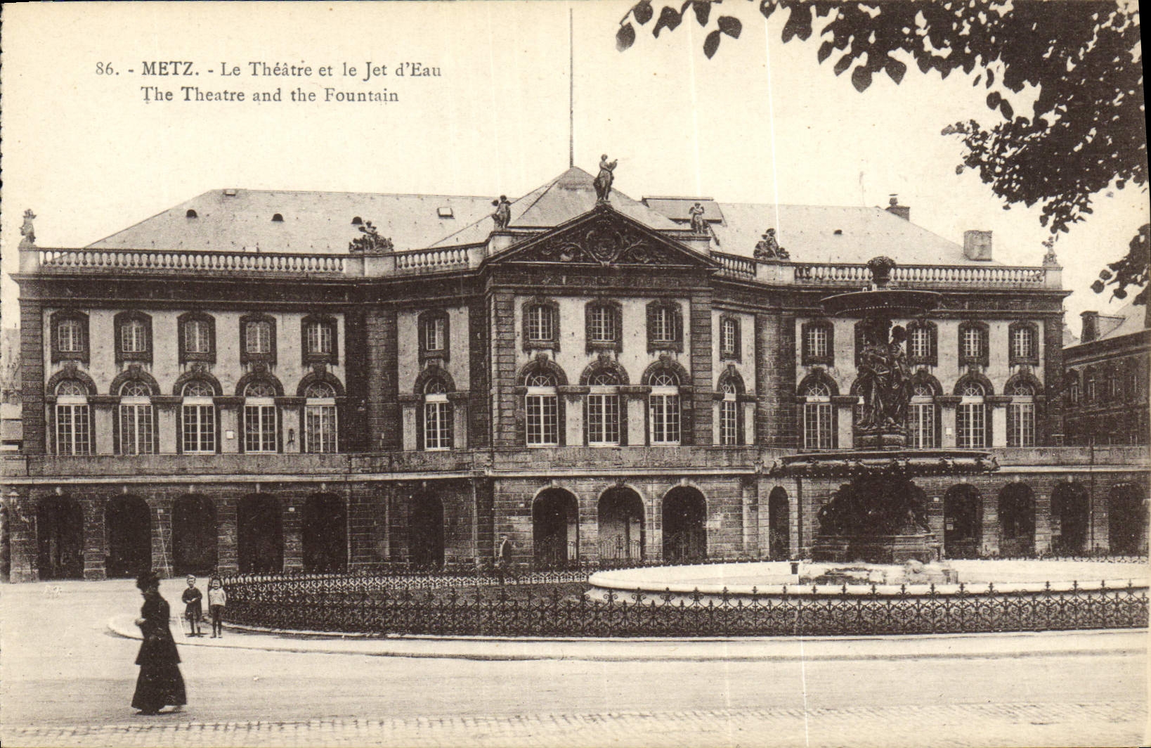 CPA Metz Le Theatre et le jet d'eau