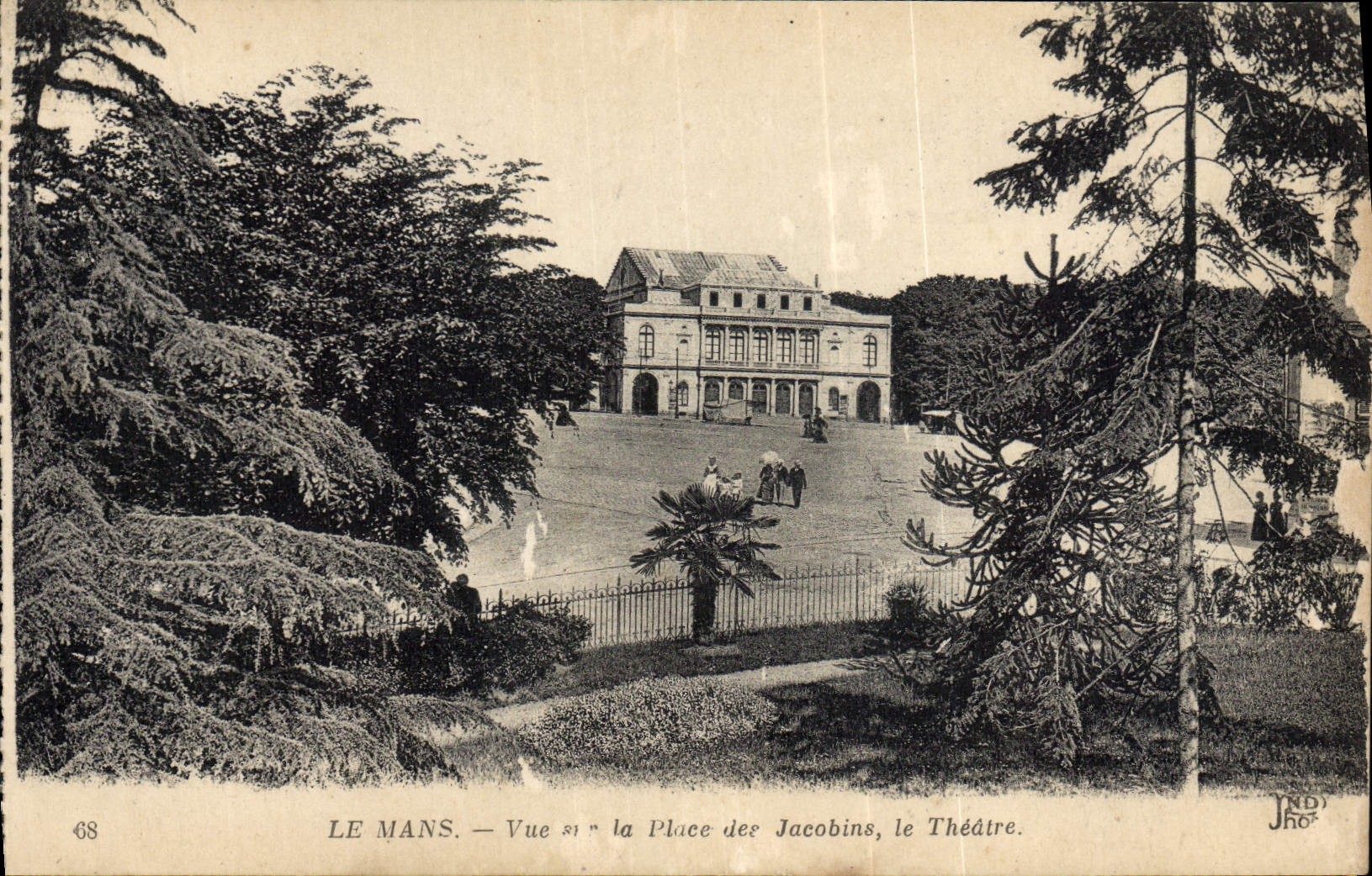 CPA Le Mans Vue sur la place des Jacobins Le Theatre