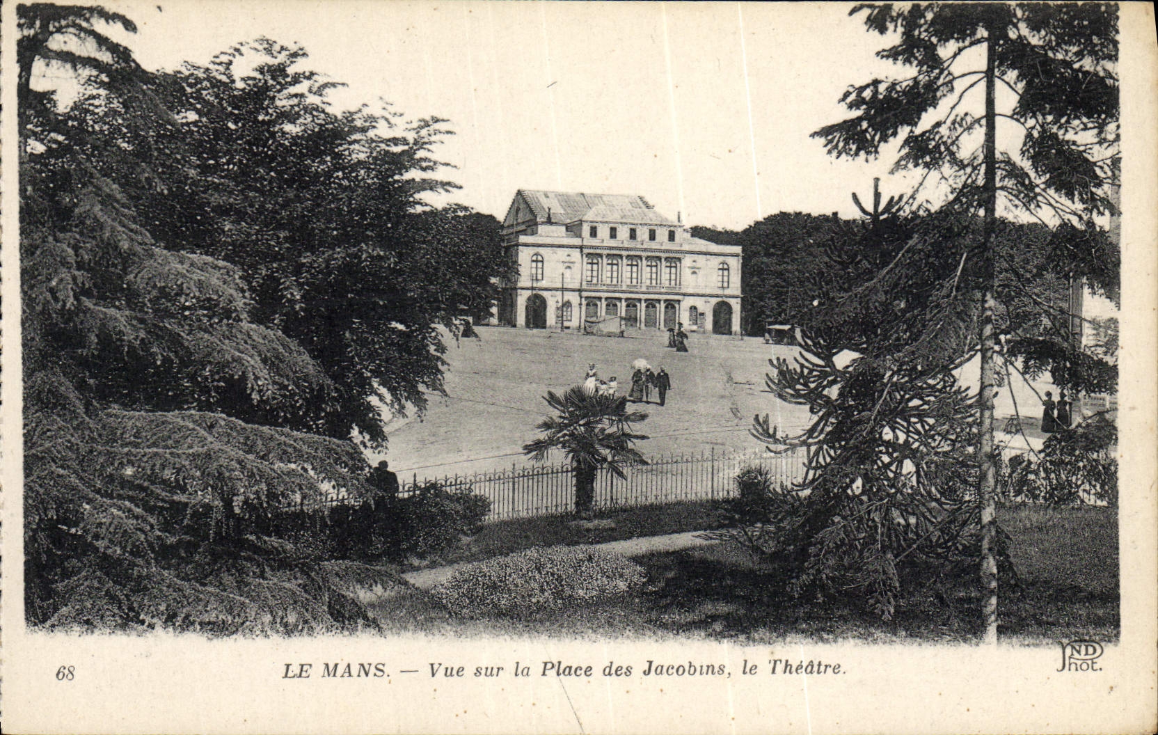CPA Le Mans Vue sur la place des Jacobins Le Theatre 