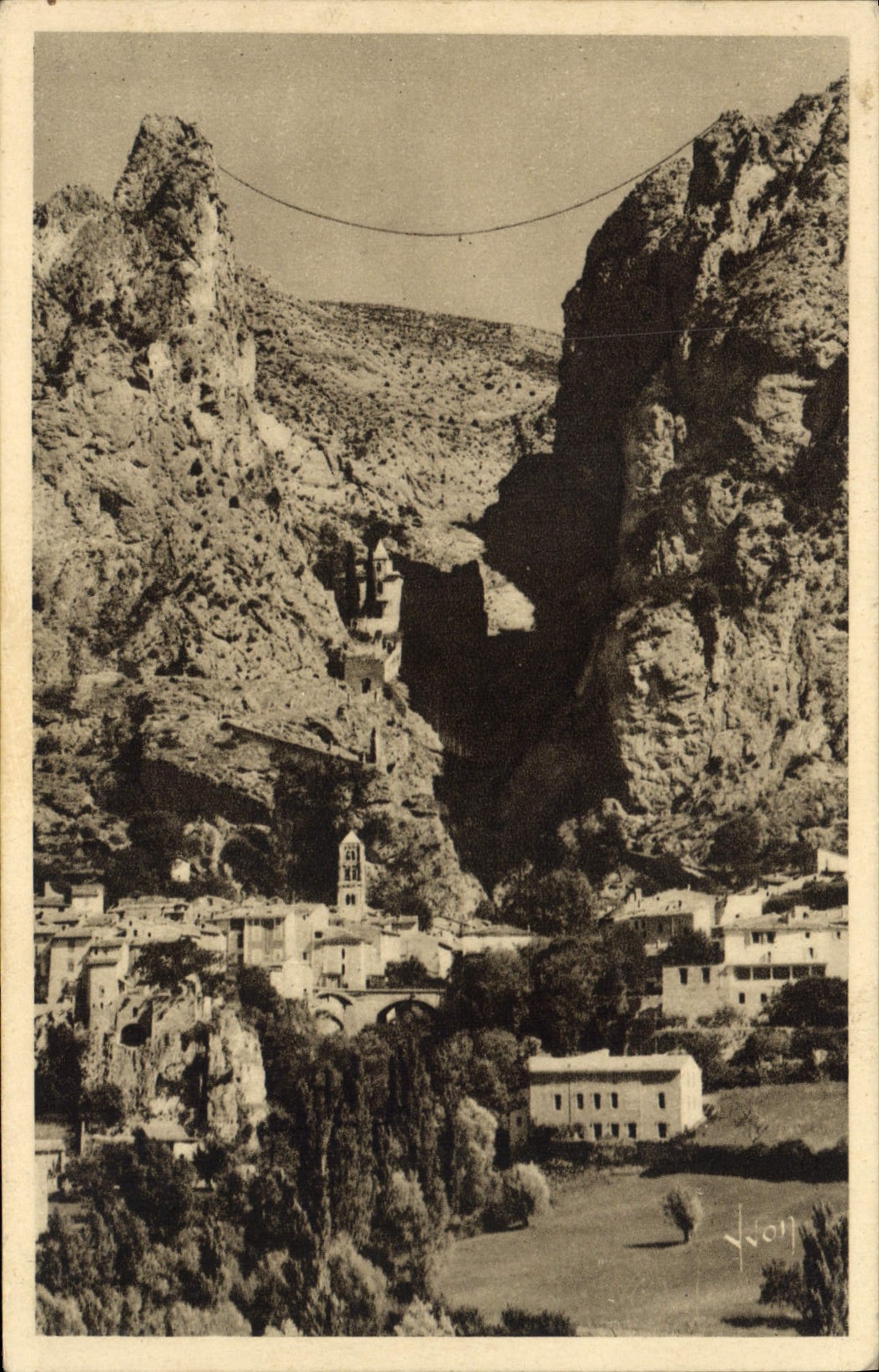 VINTAGE POSTCARD Moustiers co. Marie the cliff dominating the city and the chain connecting the edges of the breach