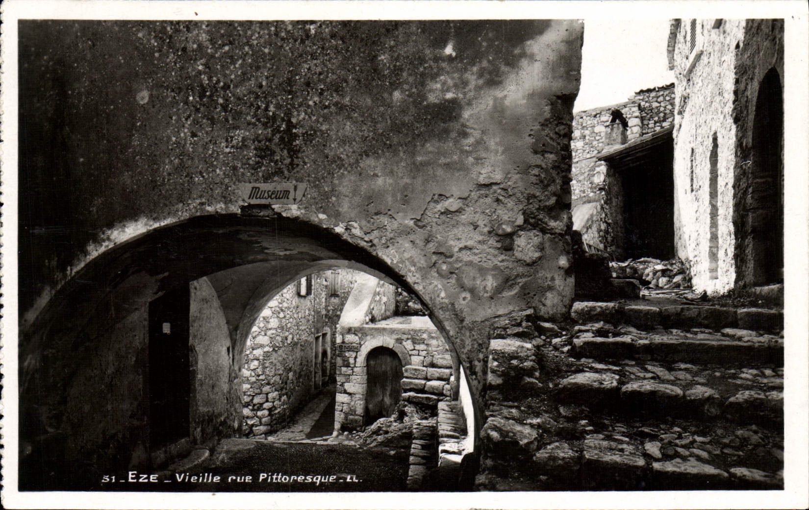 POSTAL MODERNA calle pintoresca de la mujer mayor de Eze