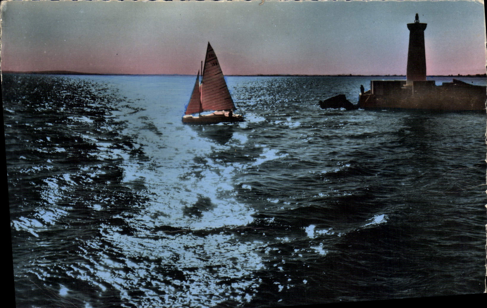 CPM La Mediterranee Crepuscule Bateau