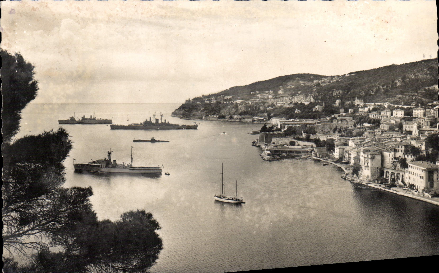 CPM Villefrance Sur Mer Effet de Soleil sur la Ville et la rade Bateaux