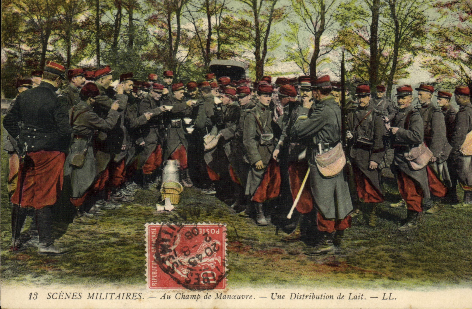 CPA Militaria au champ de manoeuvre Une distribution de lati