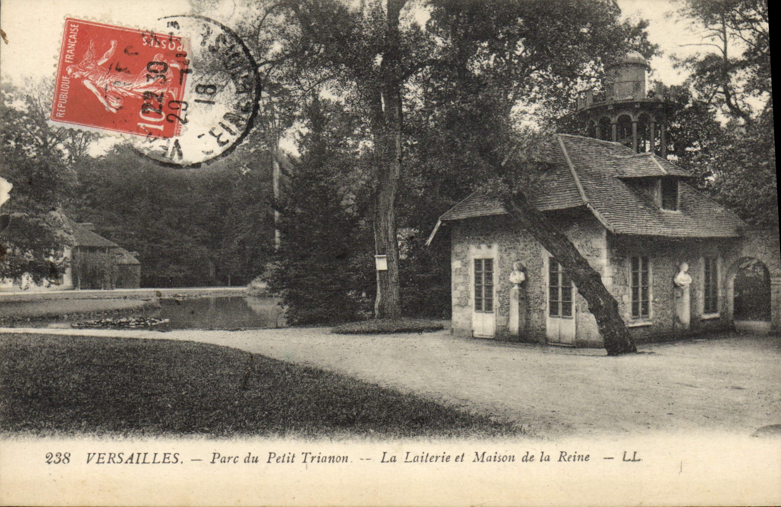 CPA Versailles Parc du petit Trianon La laiterie et maison de la reine 