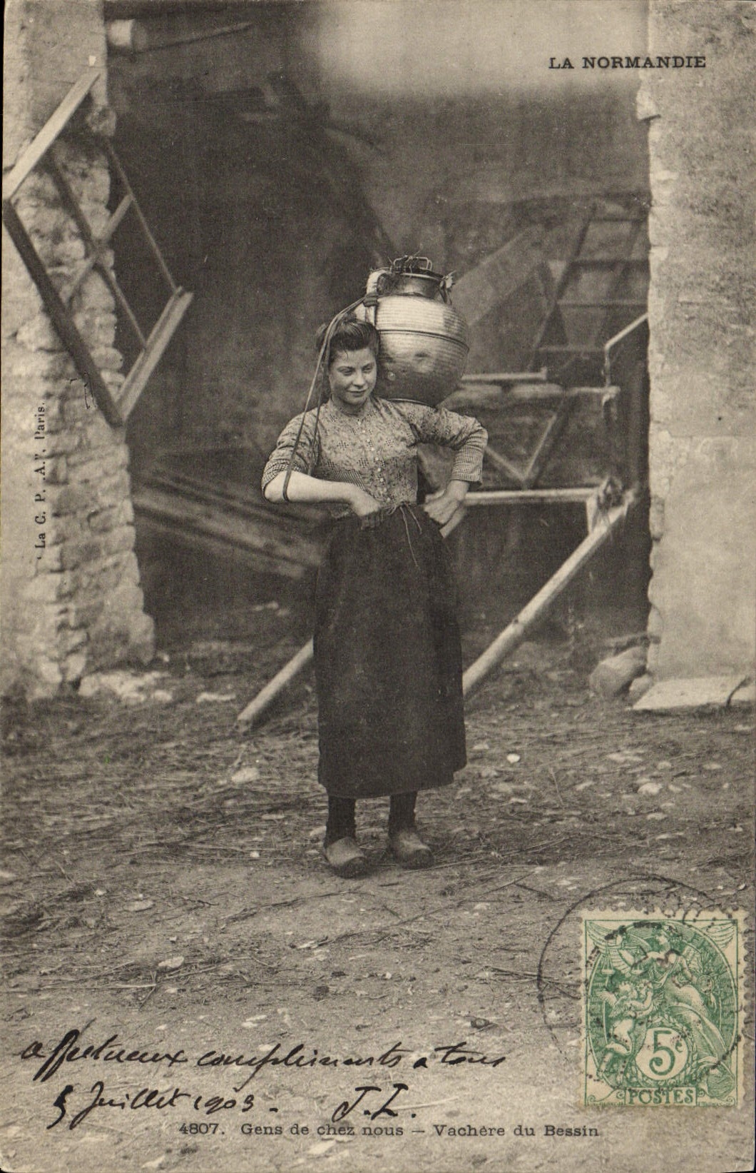 CPA Folklore Lait Gens de chez nous Vachere du Bessin Normandie