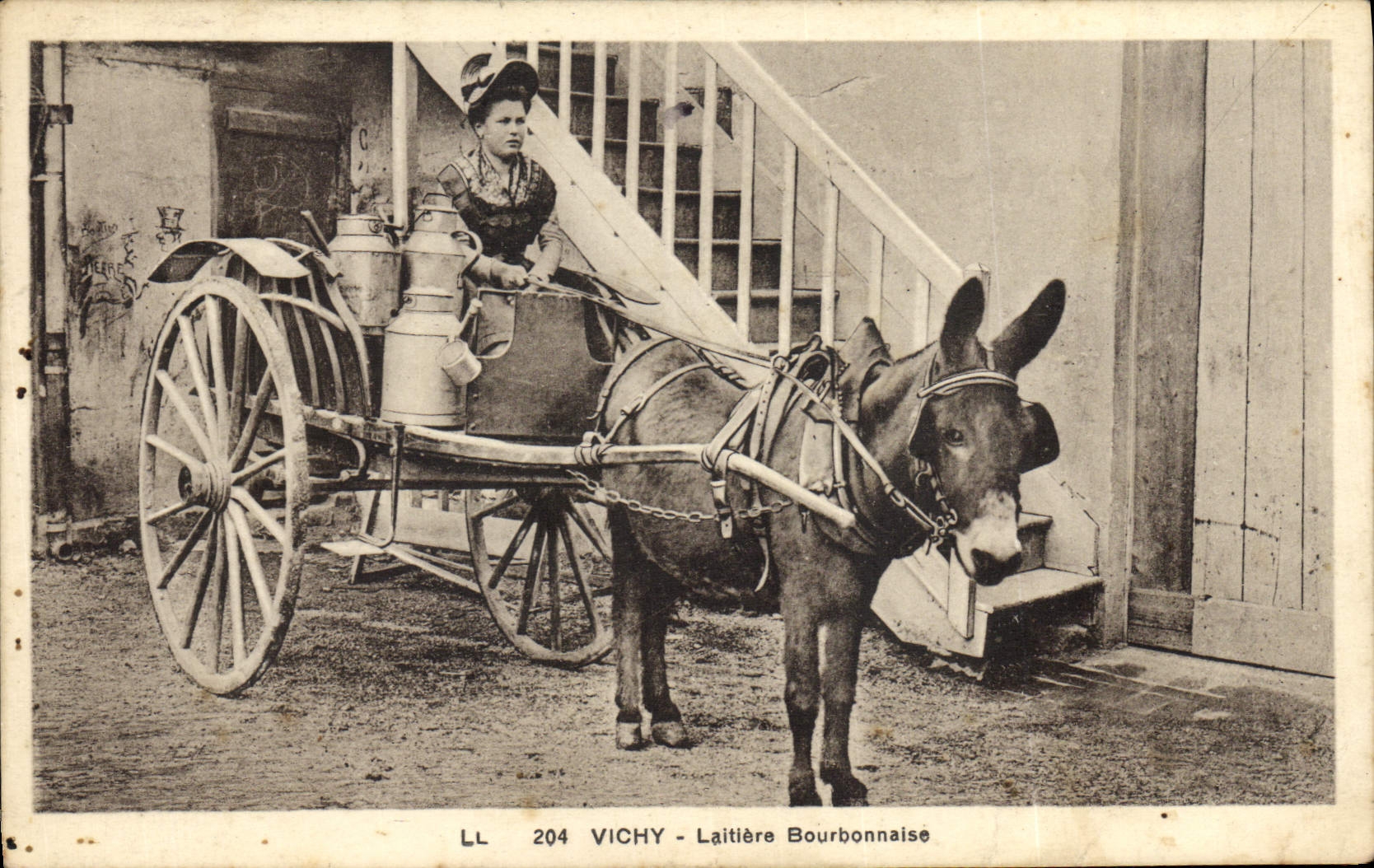 CPA Folklore Lait Vichy Laitiere Bourbonnaise