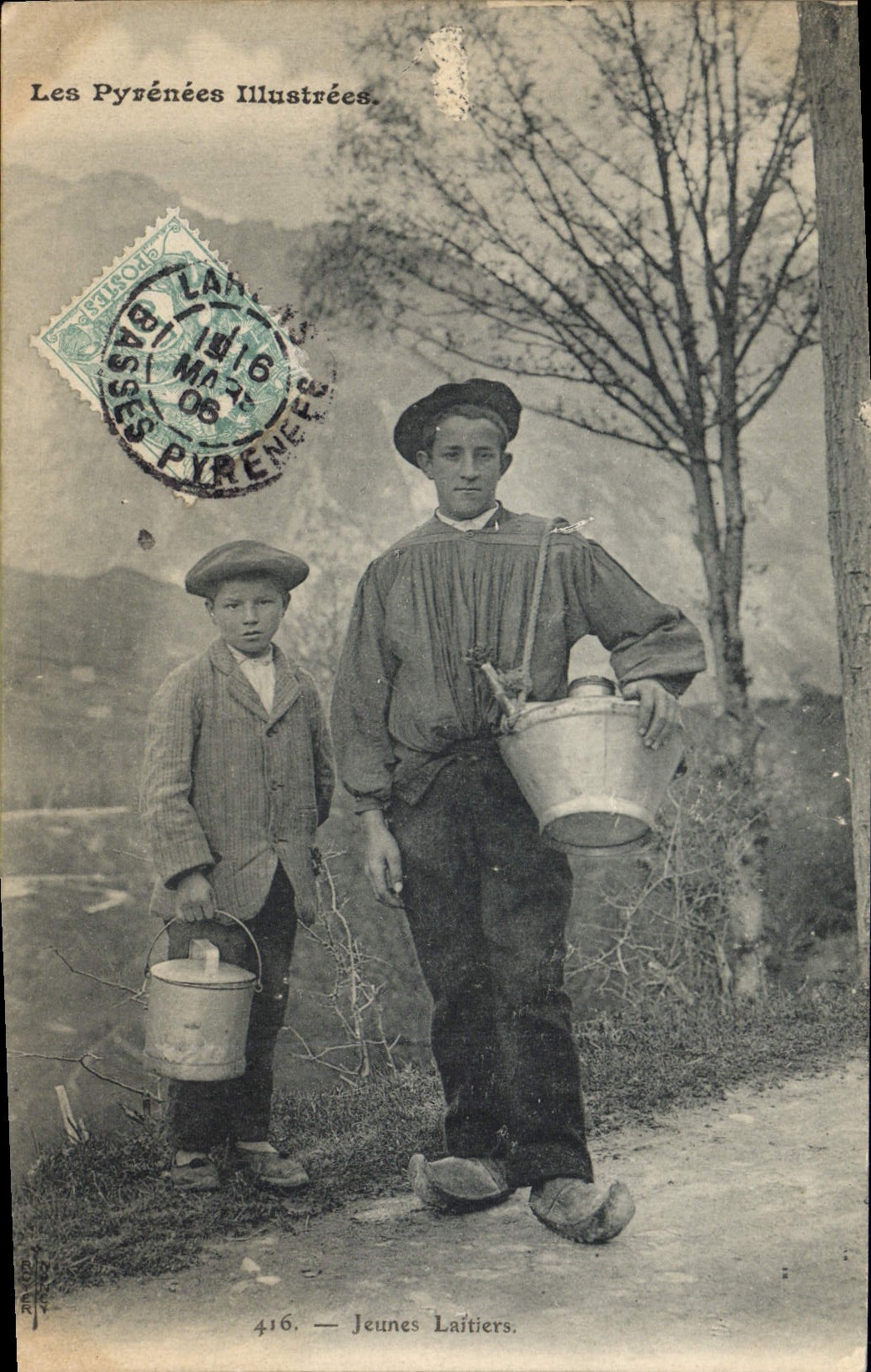 CPA Folklore Lait Pyrenees Jeunes laitiers Enfants
