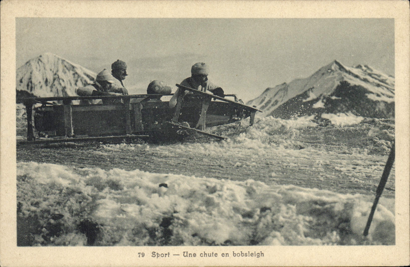 CPA Sports d'hiver Ski Une chute en bobsleigh