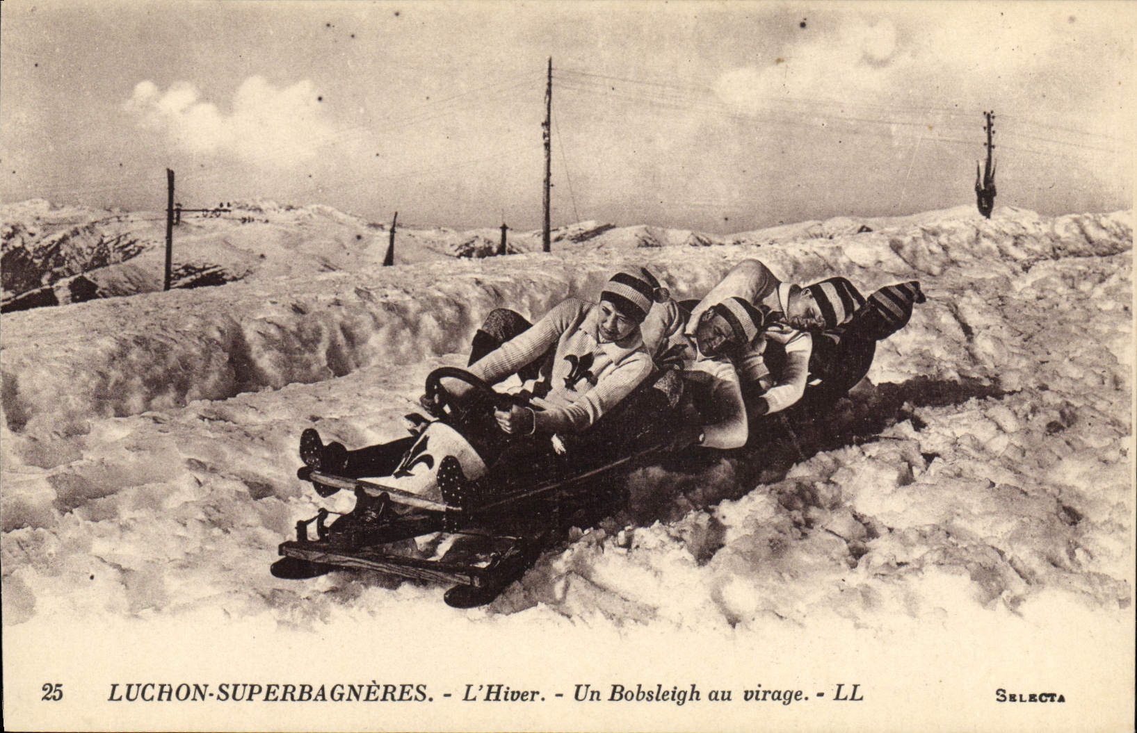 CPA Sports d'hiver Ski Luchon Superbagneres l'hiver Un Bobsleigh au virage