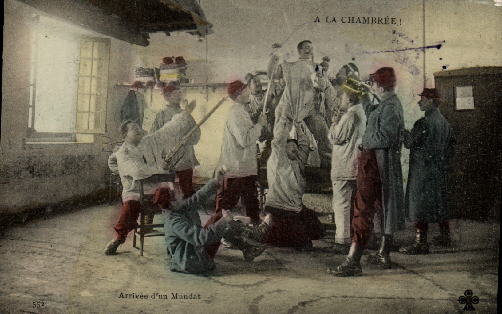 CPA Militaria Caserne A la chambree Arrivee d'un mandat Escrime