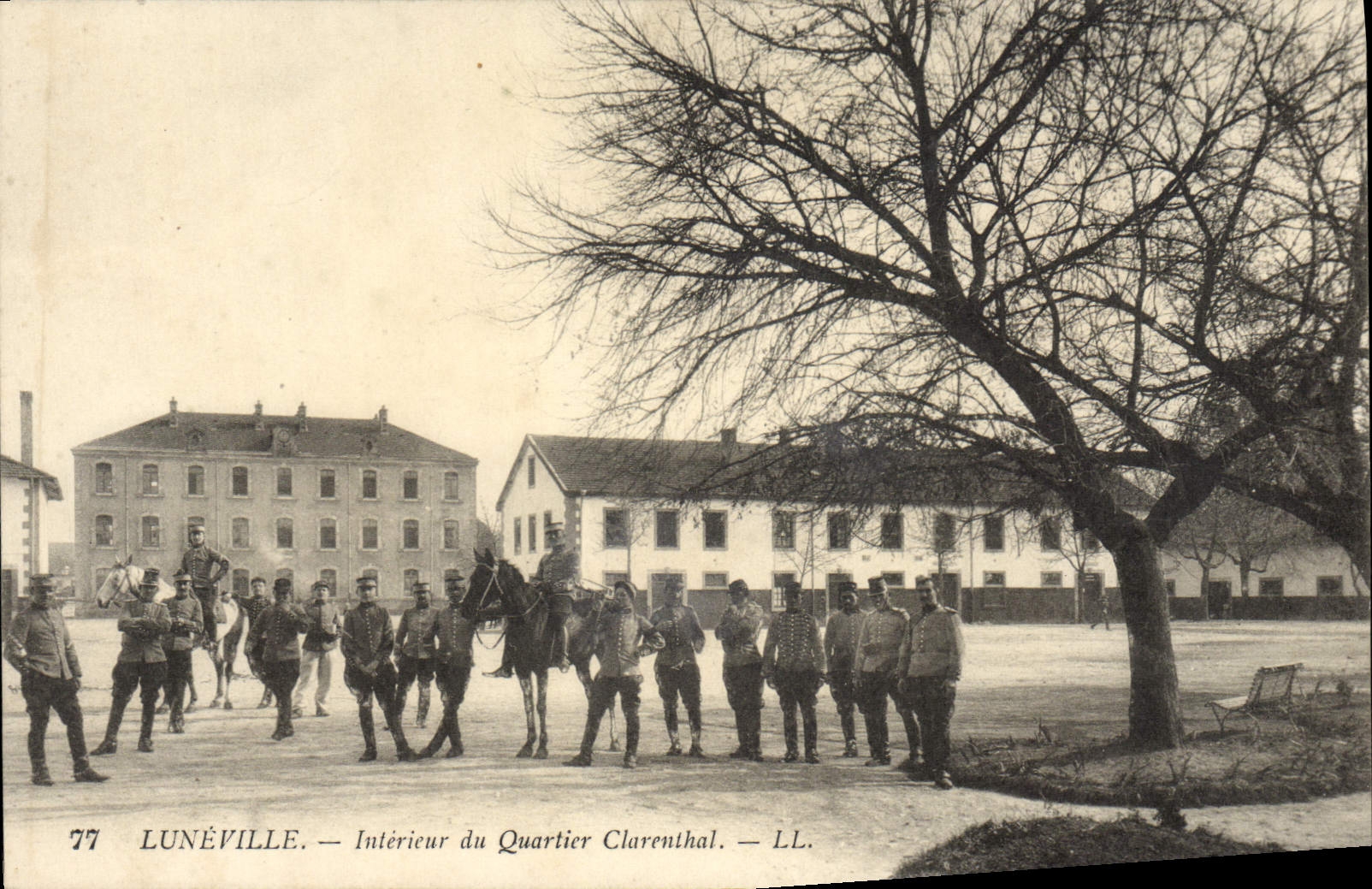 La POSTAL Militaria interior de la VENDIMIA acuartela el luneville del districto de Clarenthal