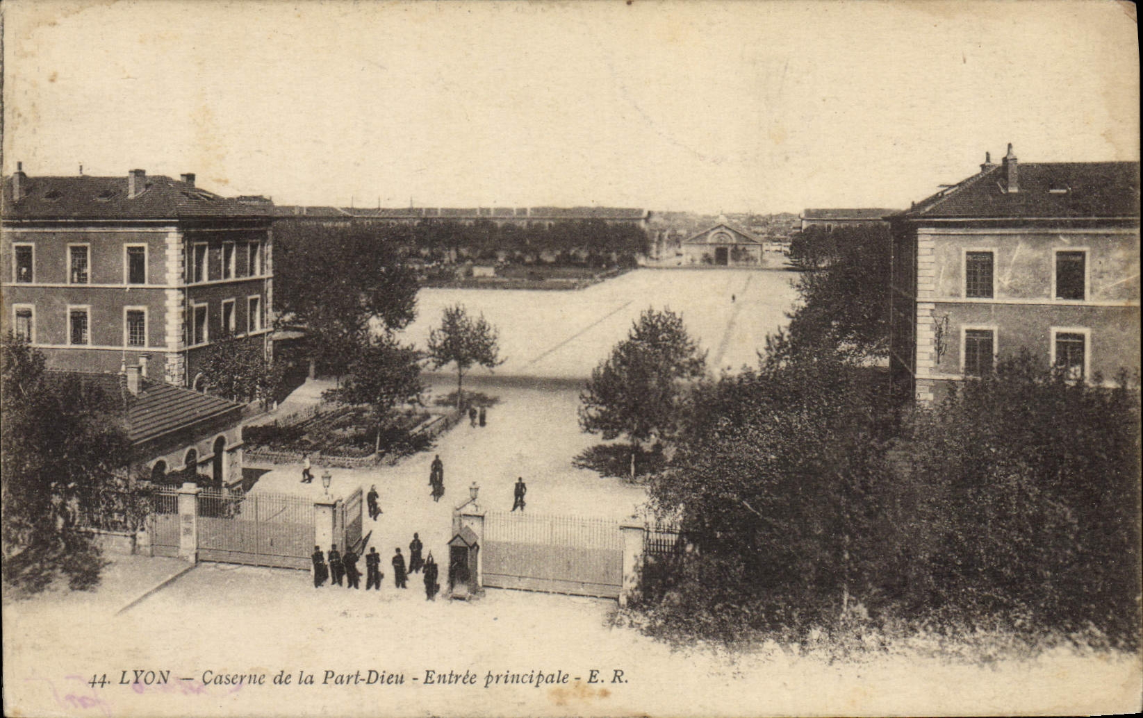 La POSTAL Militaria de la VENDIMIA acuartela los cuarteles de Lyon de la entrada principal de dios de la parte