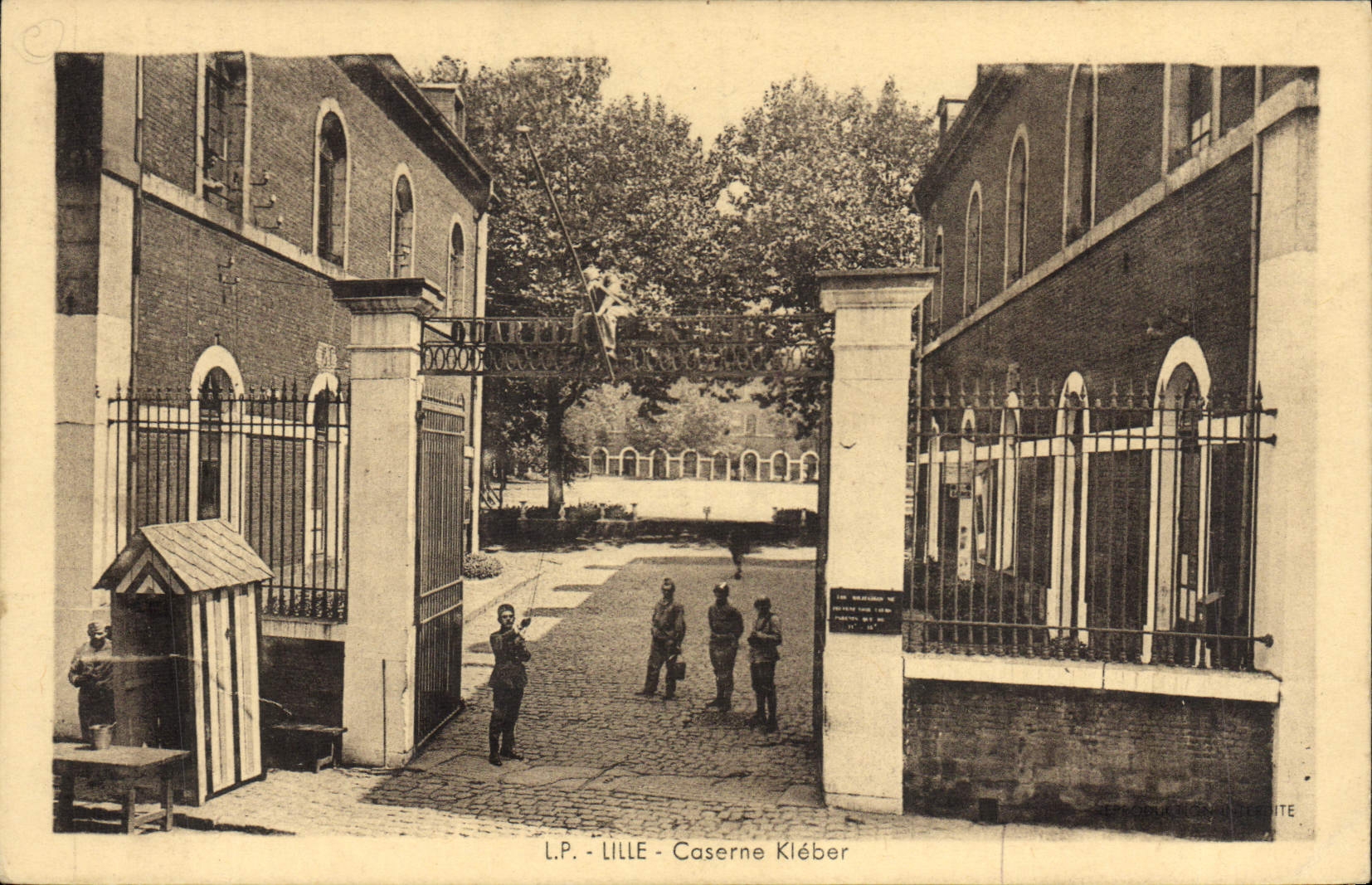 CPA Militaria Caserne Kleber Lille 