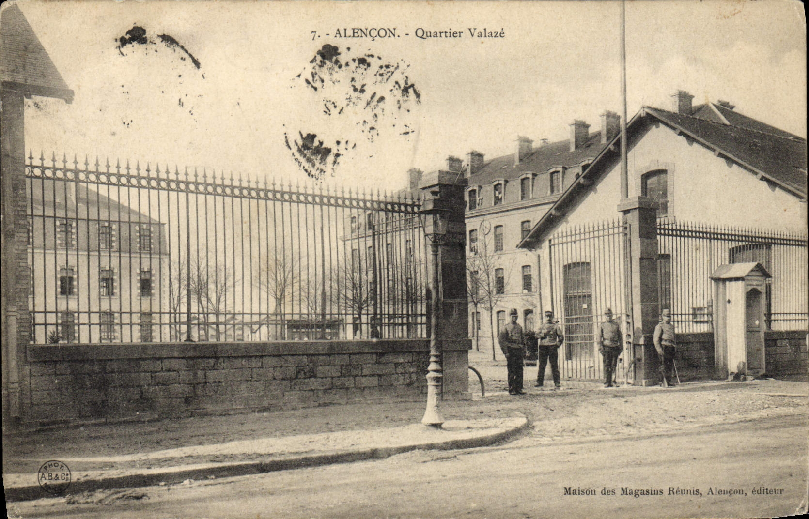 La POSTAL Militaria de la VENDIMIA acuartela el districto de Alenzón Valaze